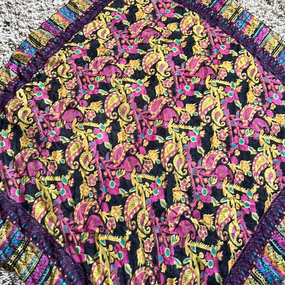 Square scarf - Picture 3 of 3